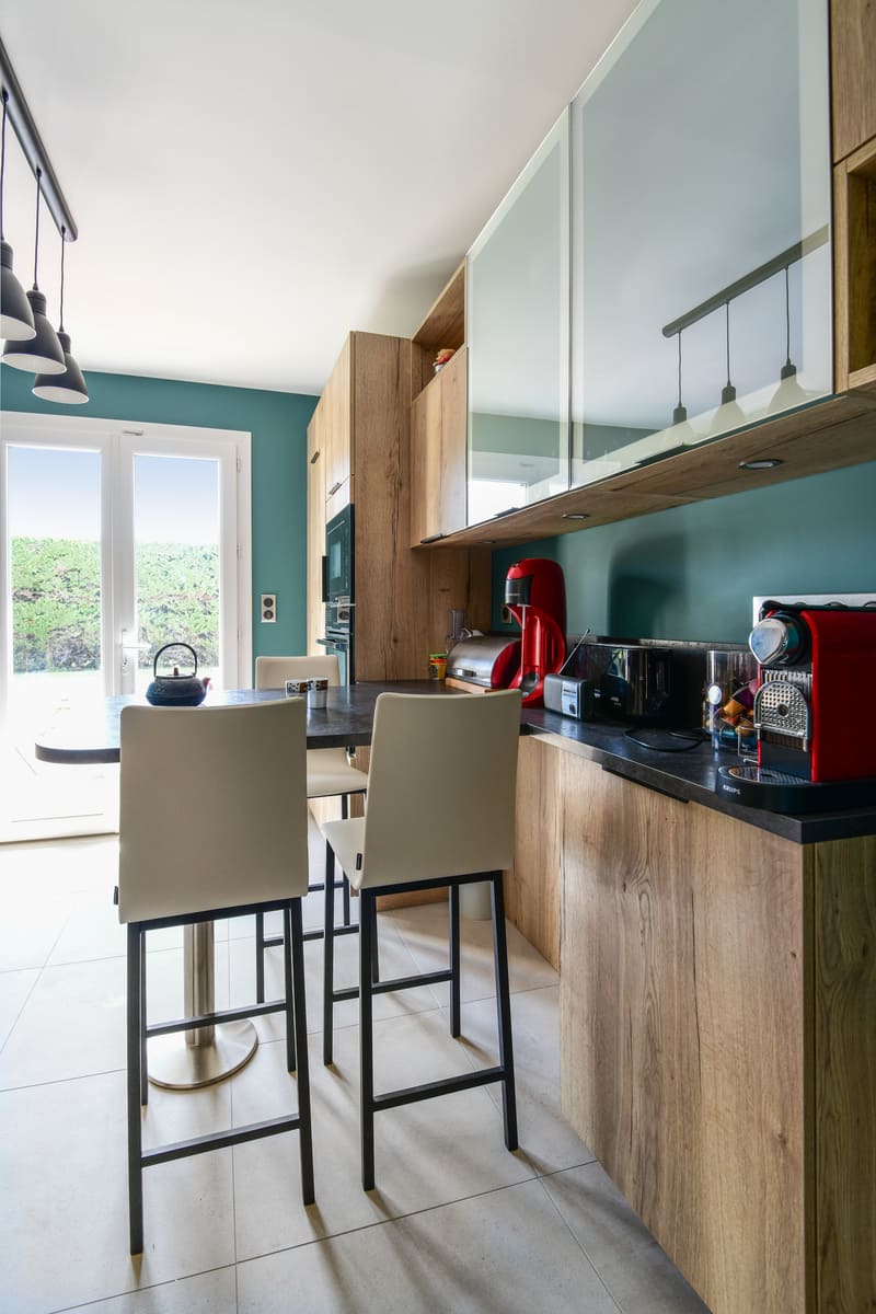 Cuisine contemporaine bois et turquoise à Tours | Raison Home - 4