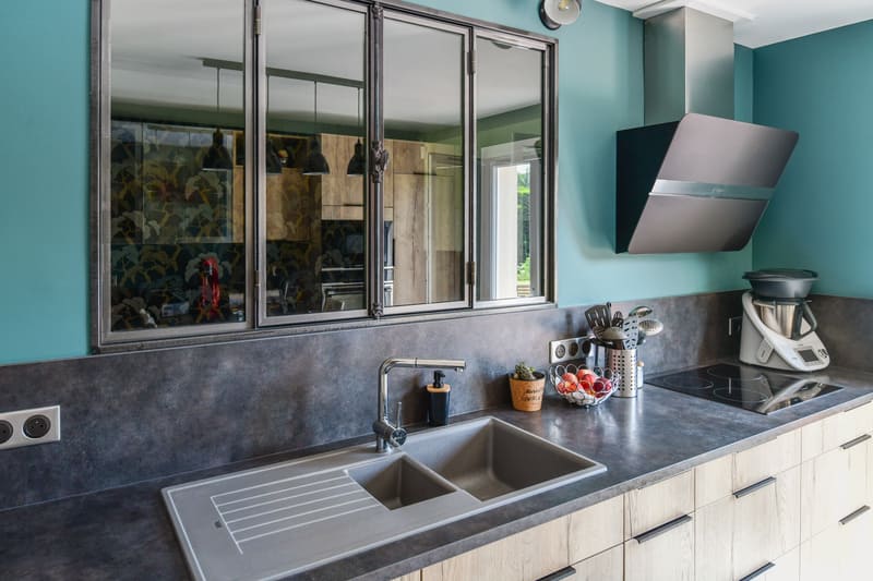 Cuisine contemporaine bois et turquoise à Tours | Raison Home - 6