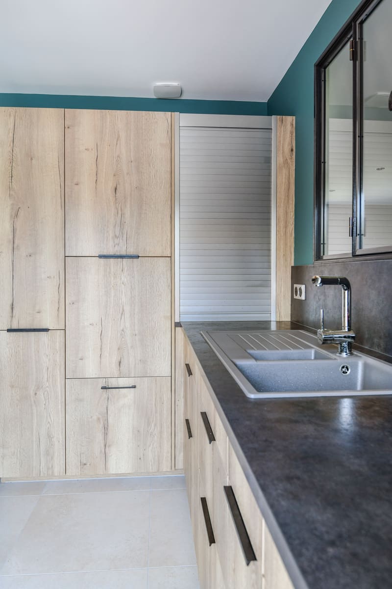 Cuisine contemporaine bois et turquoise à Tours | Raison Home - 7