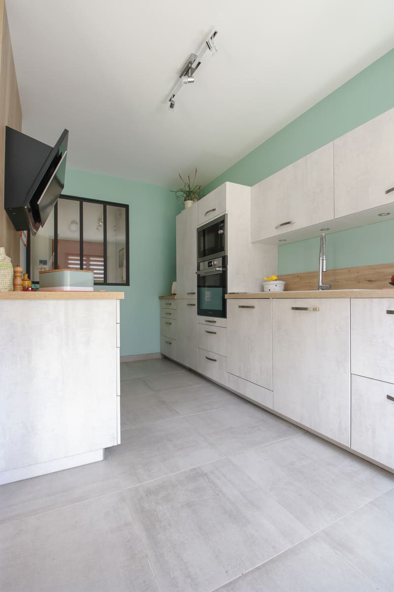 Cuisine blanche et turquoise à Blois | Raison Home - 9