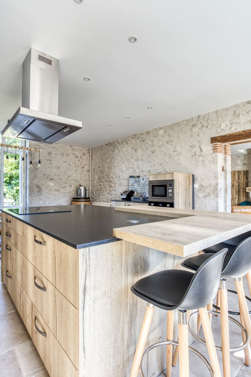 Cuisine en bois avec grand îlot central et espace repas à Blois | Raison Home - 8