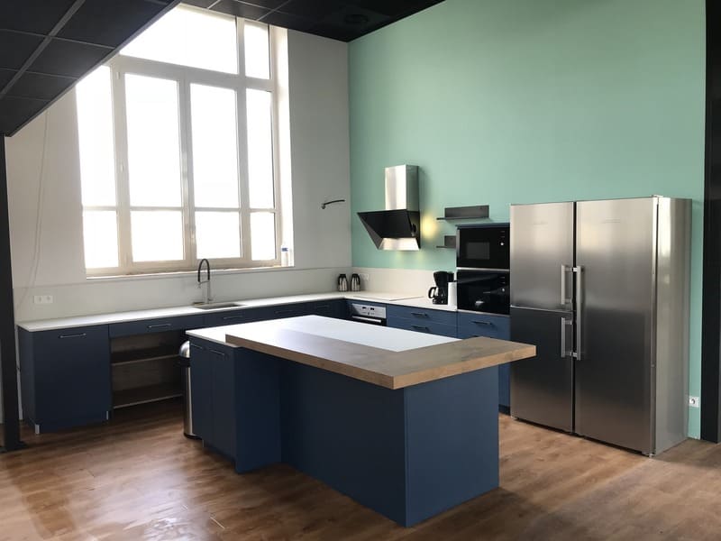 Cuisine ouverte bleue et bois de l'espace de coworking le HQ à Tours 2