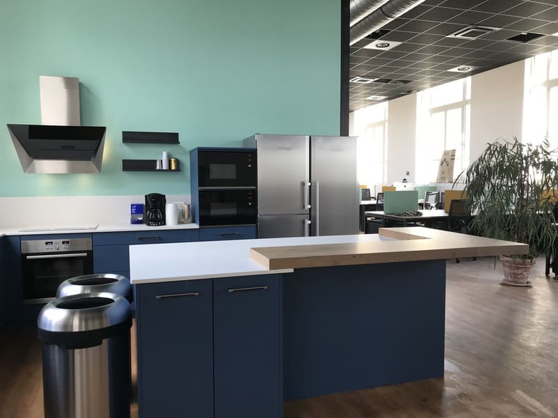 Cuisine ouverte bleue et bois de l'espace de coworking le HQ à Tours 3