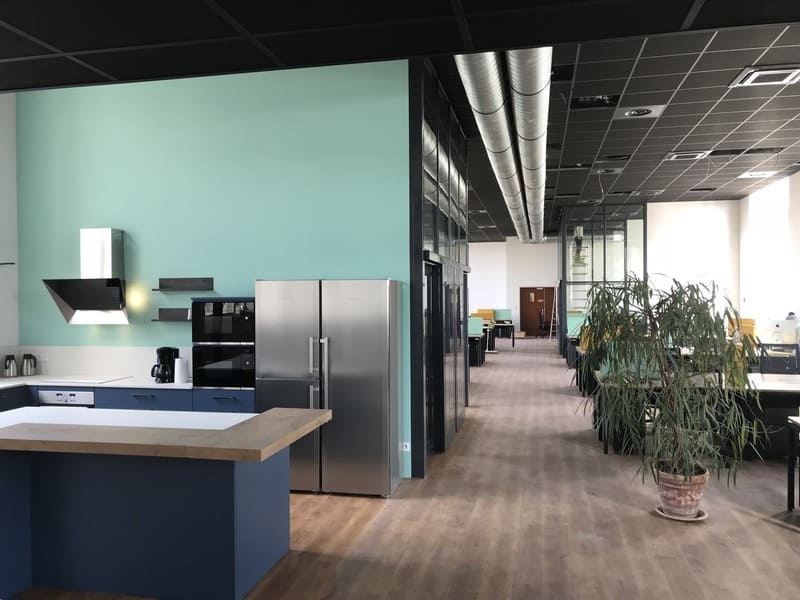 Cuisine ouverte bleue et bois de l'espace de coworking le HQ à Tours | Raison Home - 1