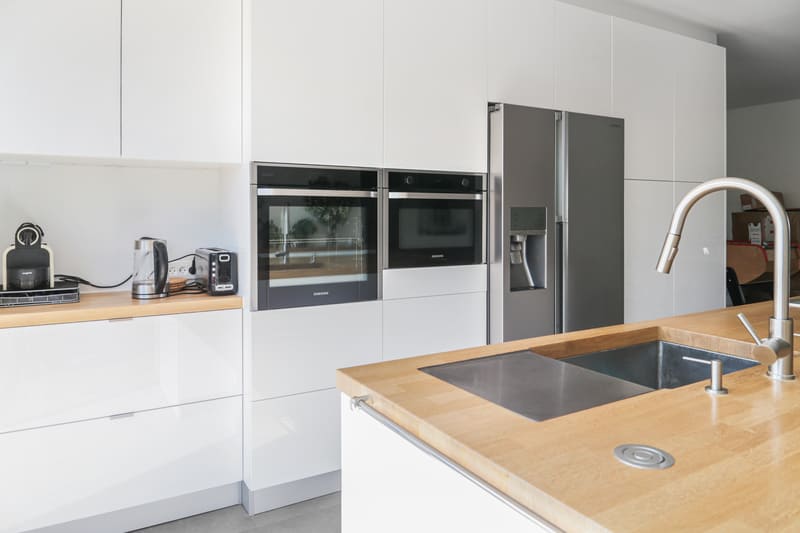 Cuisine moderne blanche avec grand îlot à Tours | Raison Home - 2