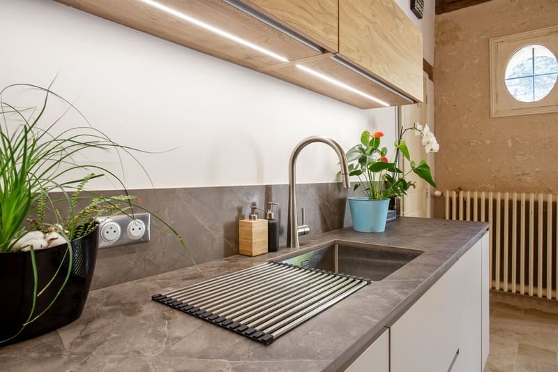 Cuisine ouverte bois et Dekton avec cheminée et poutres à Blois | Raison Home - 7