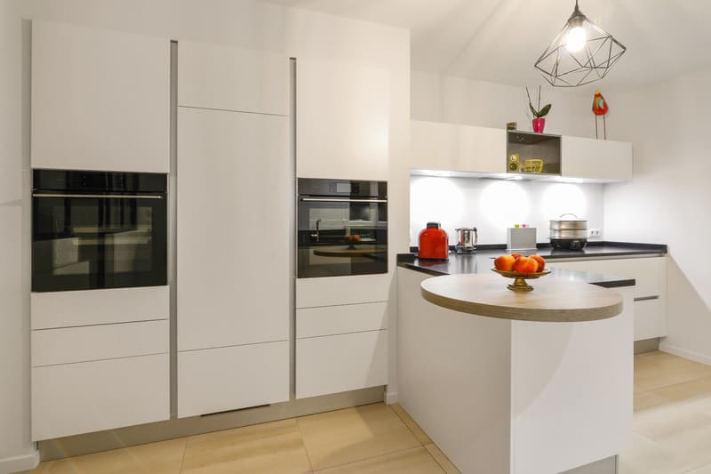 Cuisinesans poignée blanche avec verrière à Loches | Raison Home - 2