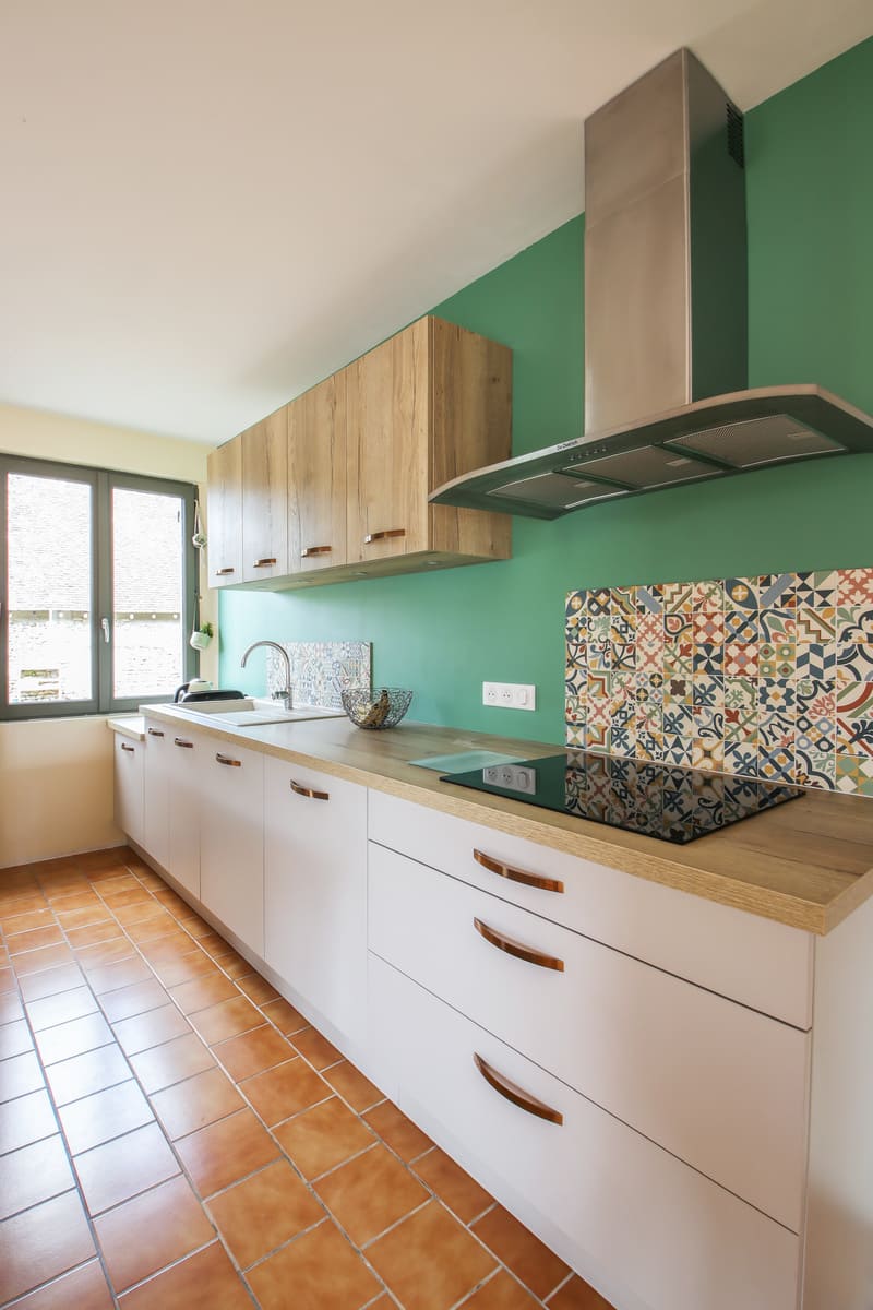 Cuisine contemporaine blanc, bois et vert à Loches | Raison Home - 4