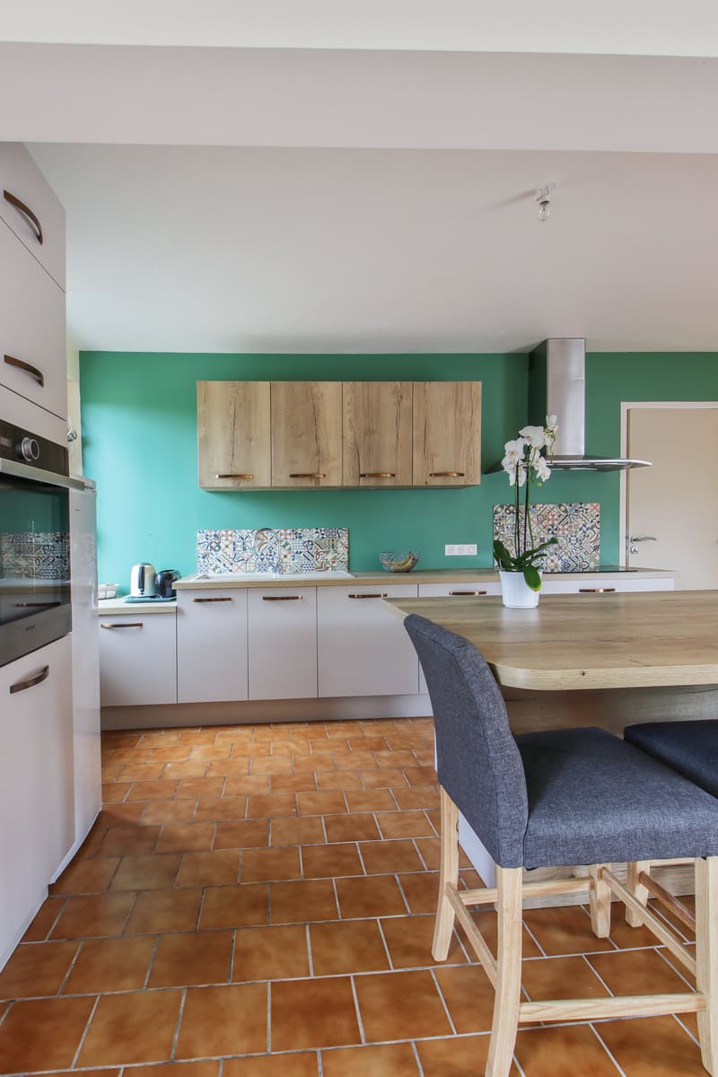 Cuisine contemporaine blanc, bois et vert à Loches | Raison Home - 6