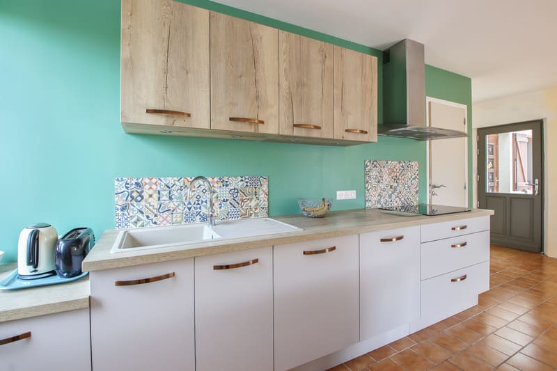 Cuisine contemporaine blanc, bois et vert à Loches | Raison Home - 7