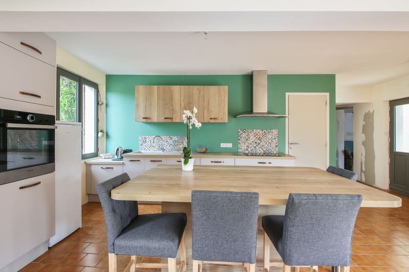 Cuisine contemporaine blanc, bois et vert à Loches | Raison Home - 8