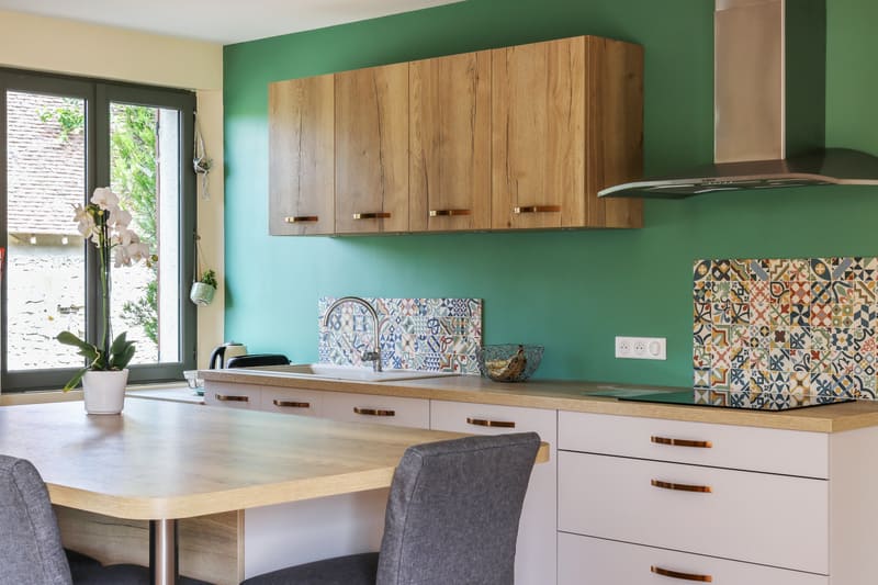 Cuisine contemporaine blanc, bois et vert à Loches | Raison Home - 9