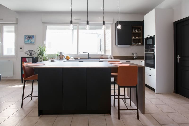 Cuisine blanche et bois façade noire avec îlot en U et coin repas à Tours | Raison Home - 3