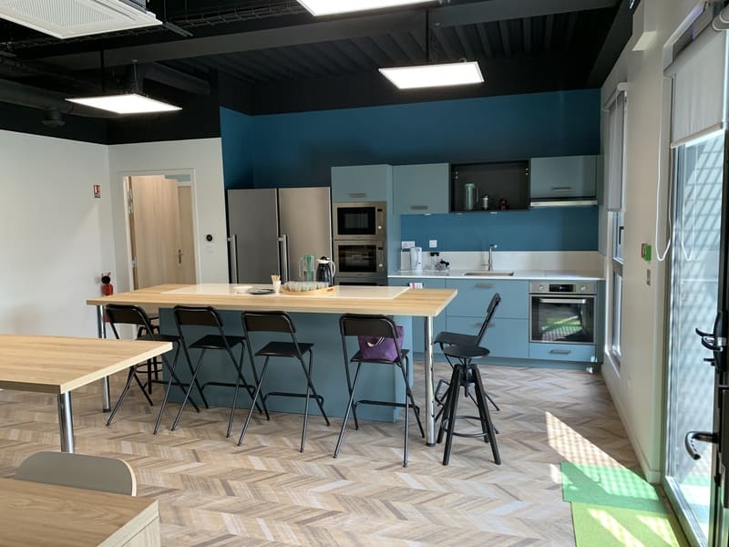 Cuisine ouverte bleue, grise et bois avec îlot central et espace de coworking à Montlouis-sur-Loire 1