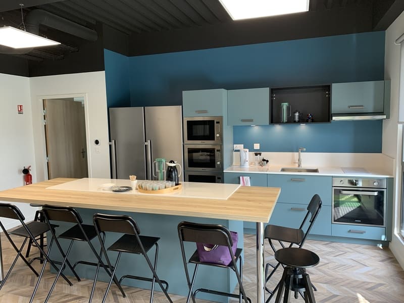 Cuisine ouverte bleue, grise et bois avec îlot central et espace de coworking à Montlouis-sur-Loire 2