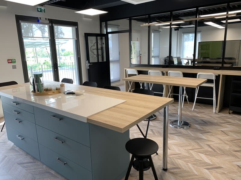 Cuisine ouverte bleue, grise et bois avec îlot central et espace de coworking à Montlouis-sur-Loire 3