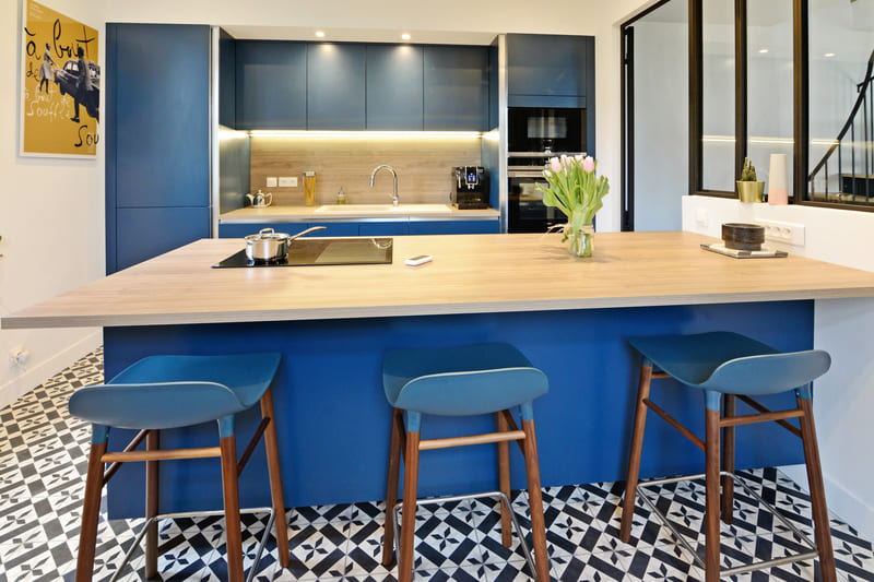 Cuisine moderne bleu et bois à Amboise | Raison Home - 1