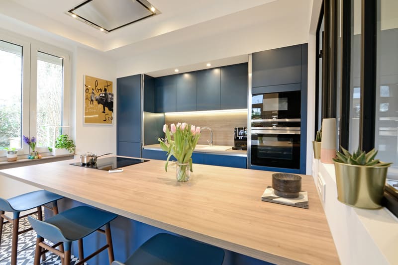 Cuisine moderne bleu et bois à Amboise | Raison Home - 2