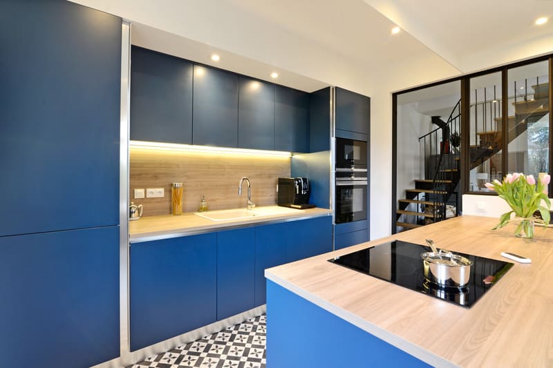 Cuisine moderne bleu et bois à Amboise | Raison Home - 3