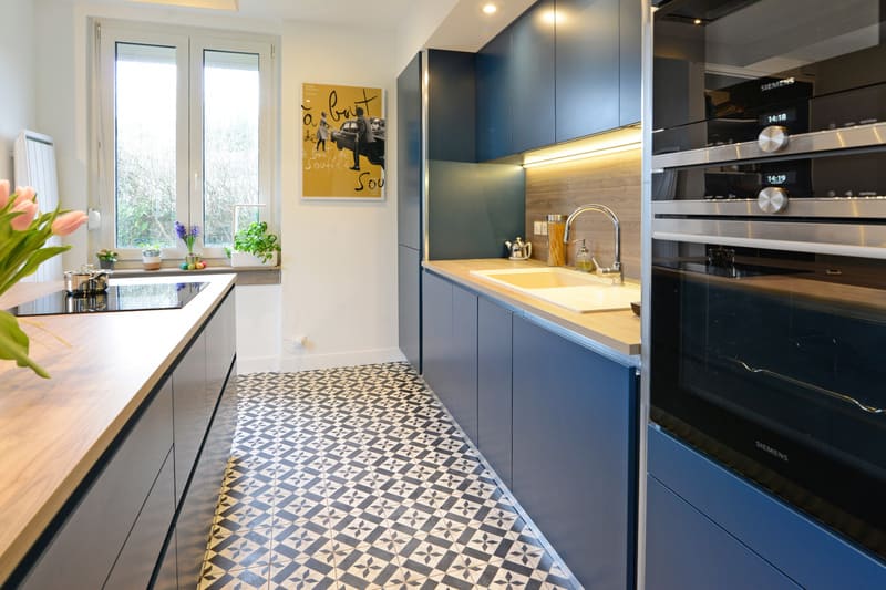 Cuisine moderne bleu et bois à Amboise | Raison Home - 5