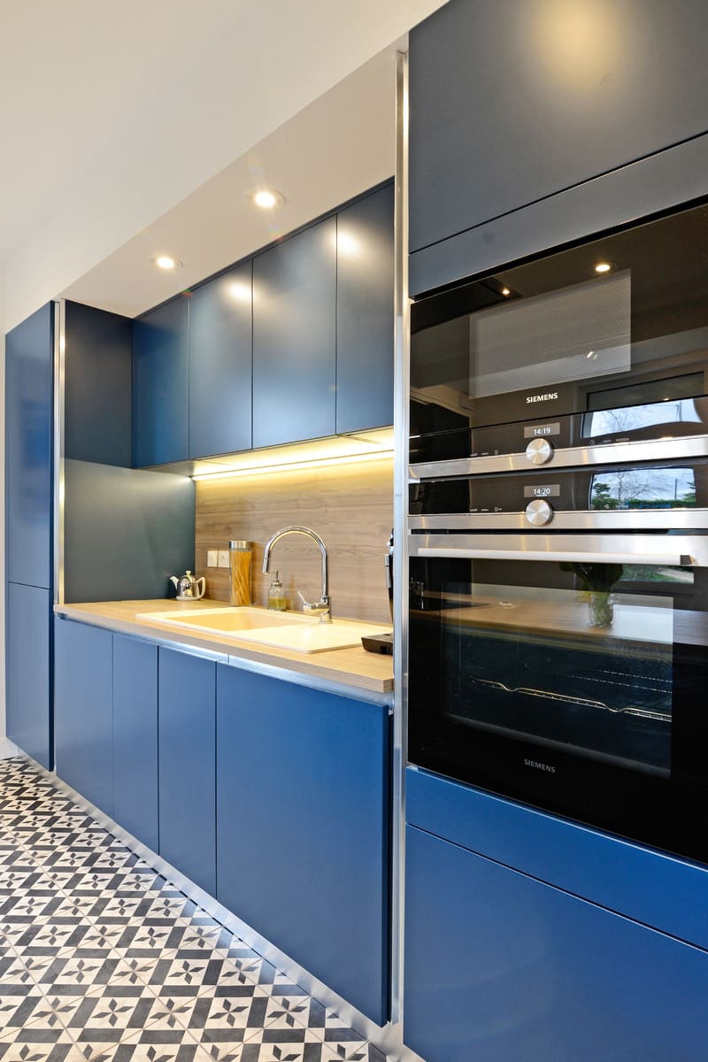 Cuisine moderne bleu et bois à Amboise | Raison Home - 10