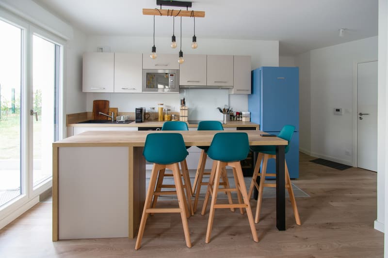 Cuisine moderne ouverte beige et bois à Montigny-lès-Cormeilles | Raison Home - 1