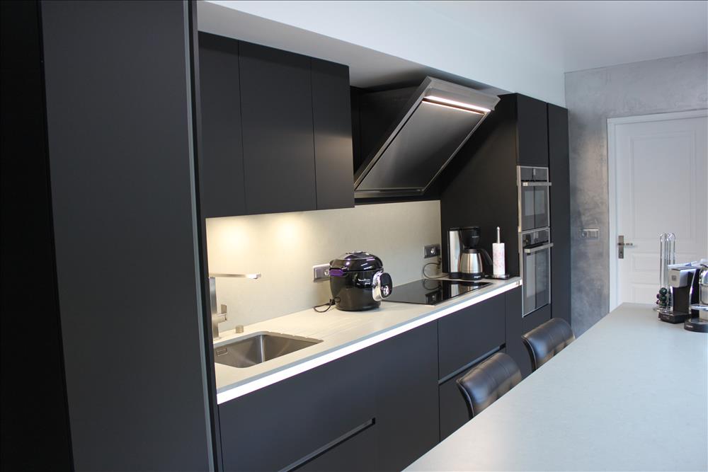 Cuisine ouverte de style moderne noir à Hédouville | Raison Home - 1