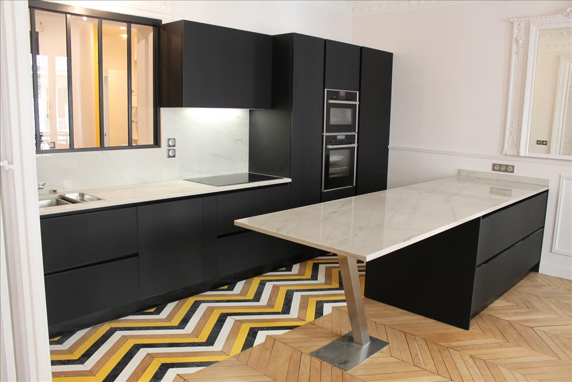 Cuisine ouverte de style moderne noir à Paris | Raison Home - 1