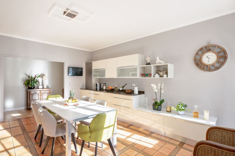 Cuisine blanche contemporaine avec table centrale à Montigny-lès-Cormeilles | Raison Home - 2