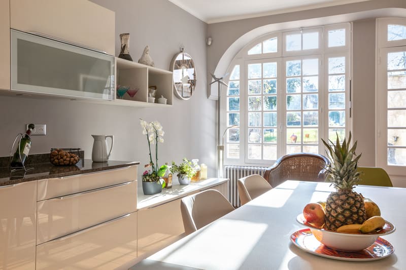 Cuisine blanche contemporaine avec table centrale à Montigny-lès-Cormeilles | Raison Home - 7