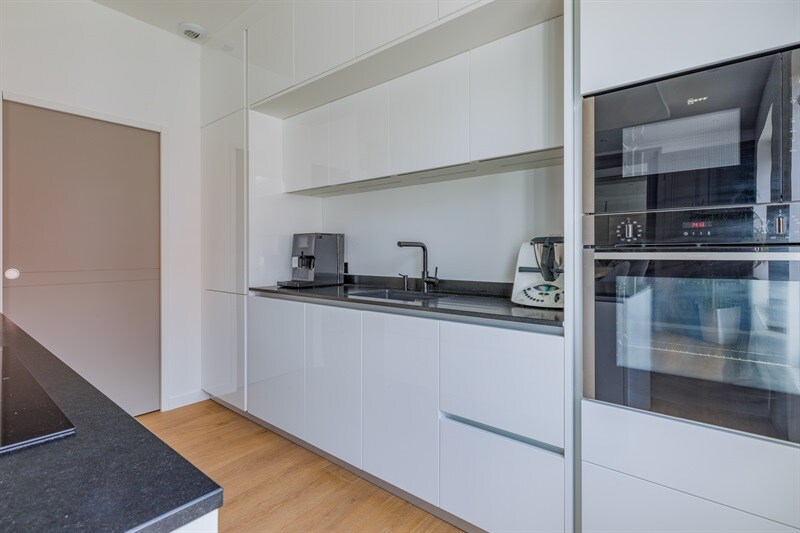 Cuisine fermée de style contemporain blanc à Lyon 08 2