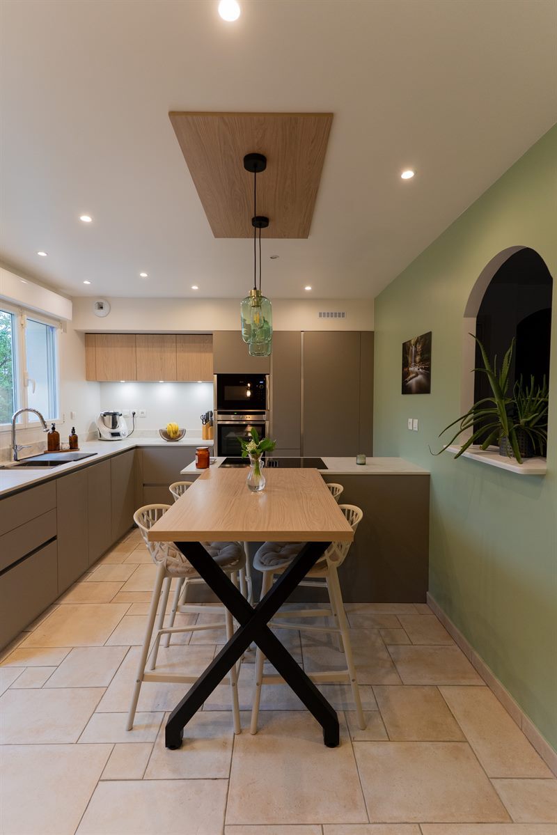Cuisine contemporaine bois et beige à Bouvesse Quirieu 4