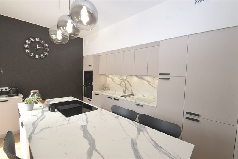 Cuisine ouverte de style nature beige à Ruy | Raison Home - 2