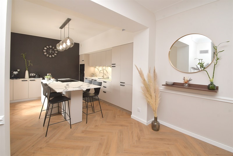 Cuisine ouverte de style nature beige à Ruy | Raison Home - 5