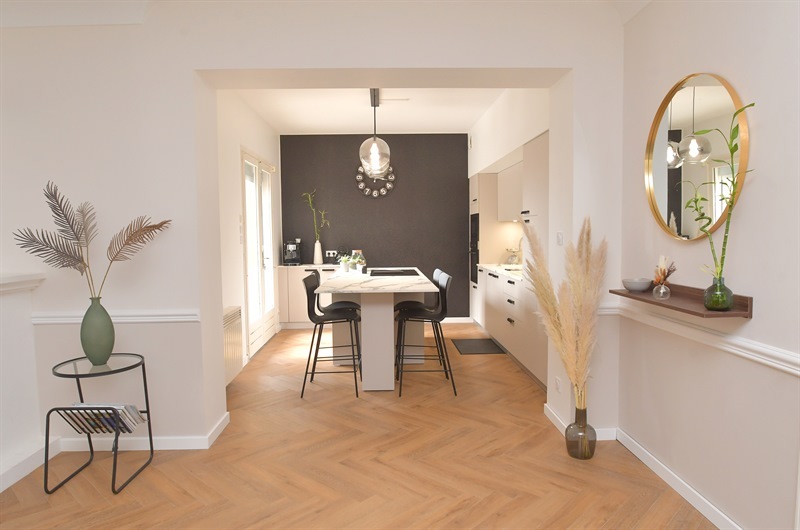 Cuisine ouverte de style nature beige à Ruy | Raison Home - 6