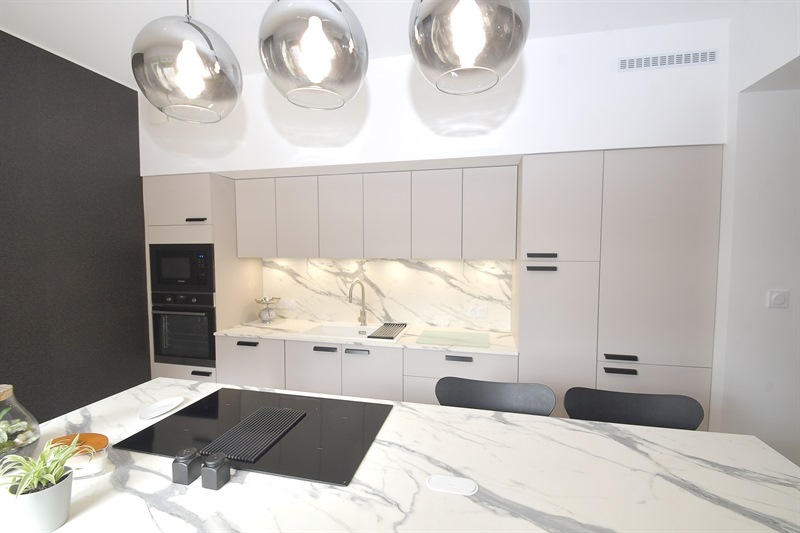 Cuisine ouverte de style nature beige à Ruy | Raison Home - 7