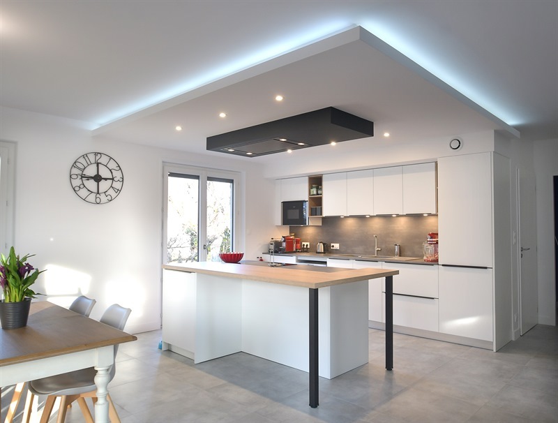 Cuisine ouverte contemporaine bois et blanc à Vaulx Milieu | Raison Home - 1