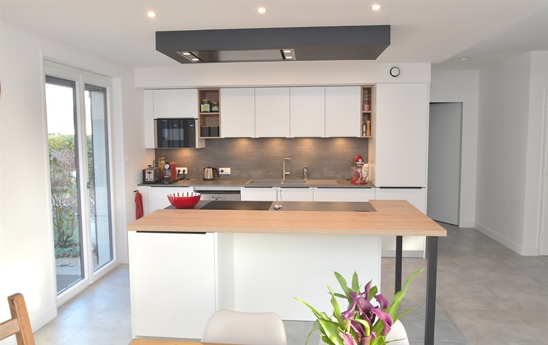 Cuisine ouverte contemporaine bois et blanc à Vaulx Milieu | Raison Home - 2