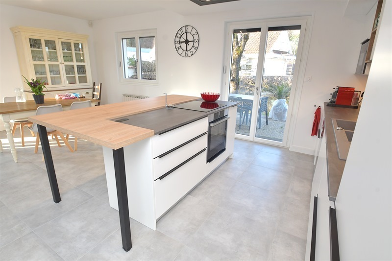 Cuisine ouverte contemporaine bois et blanc à Vaulx Milieu | Raison Home - 3