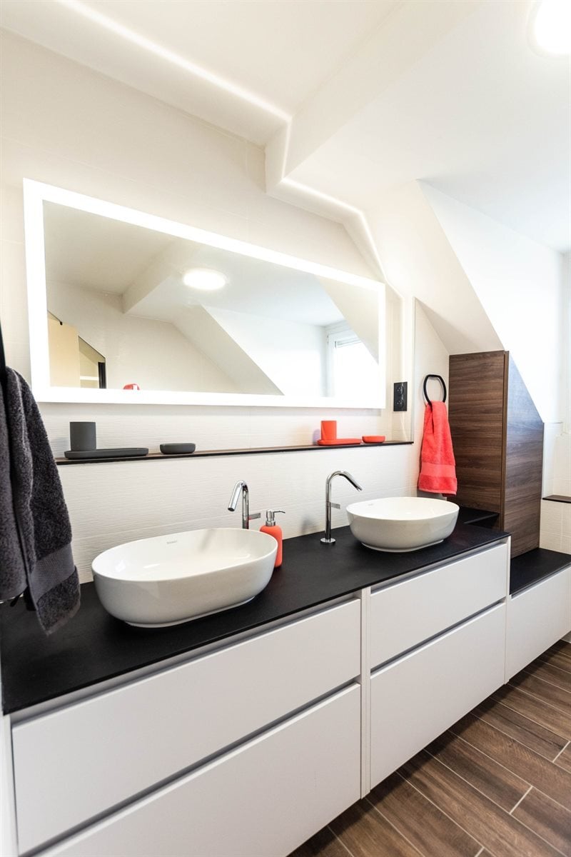 Salle de bain mansardée ultra-optimisée à Trept 1