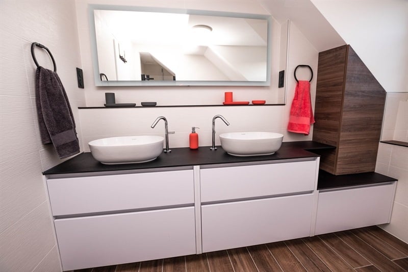 Salle de bain mansardée ultra-optimisée à Trept 2