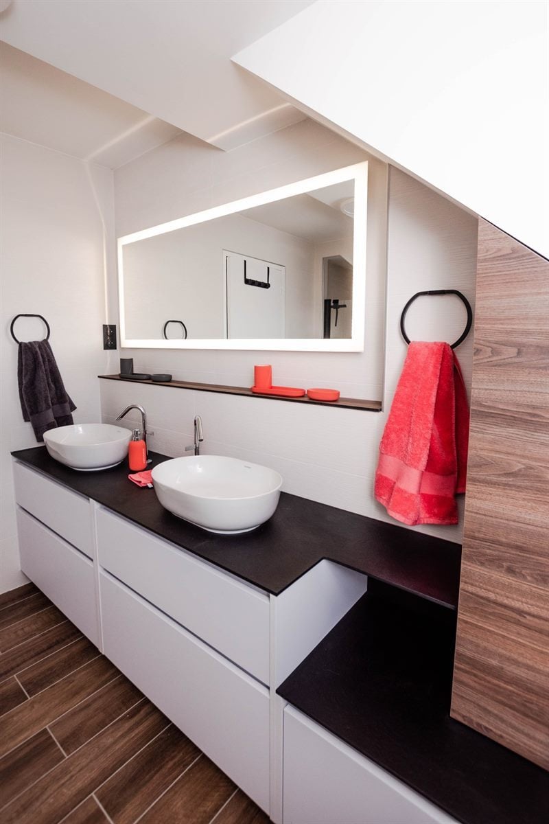 Salle de bain mansardée ultra-optimisée à Trept 3