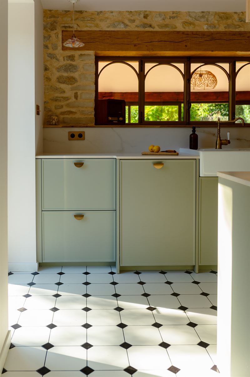 Cuisine fermée de style contemporain bois et vert à Trept | Raison Home - 2