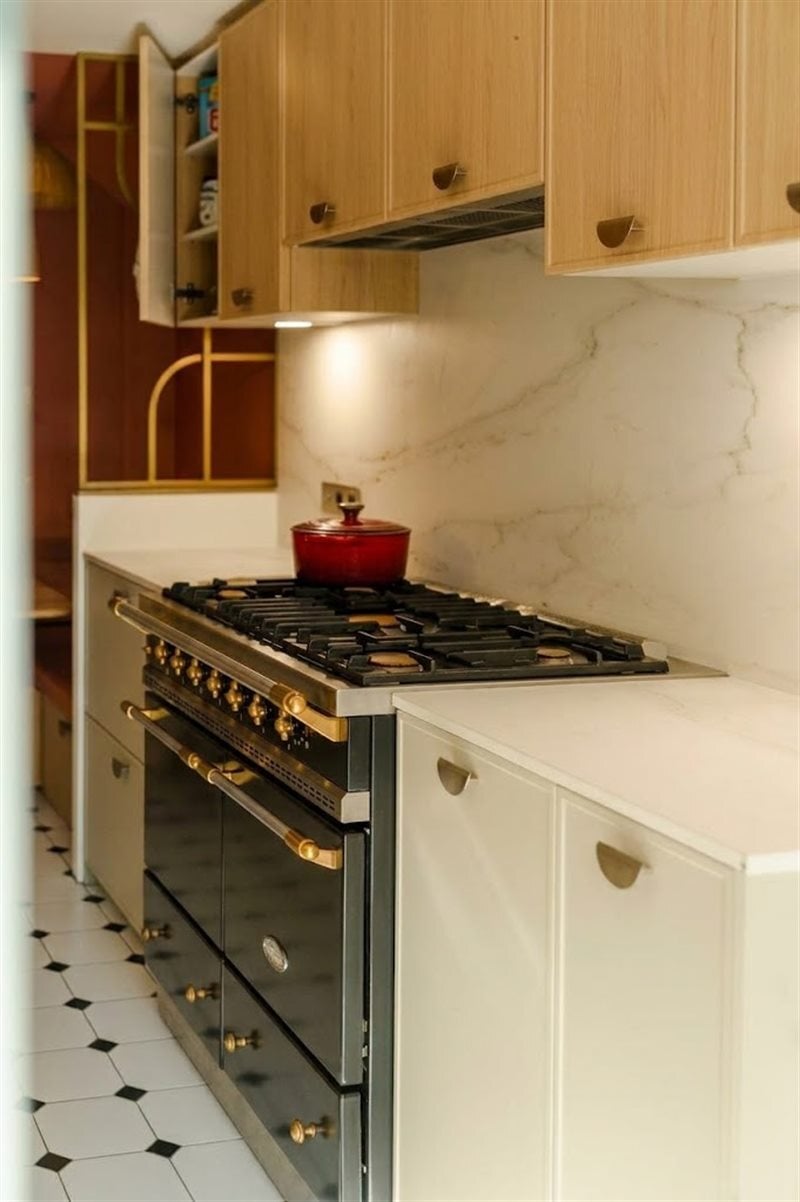 Cuisine fermée de style contemporain bois et vert à Trept | Raison Home - 3