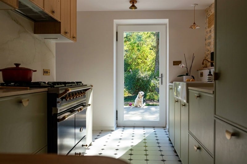 Cuisine fermée de style contemporain bois et vert à Trept | Raison Home - 5