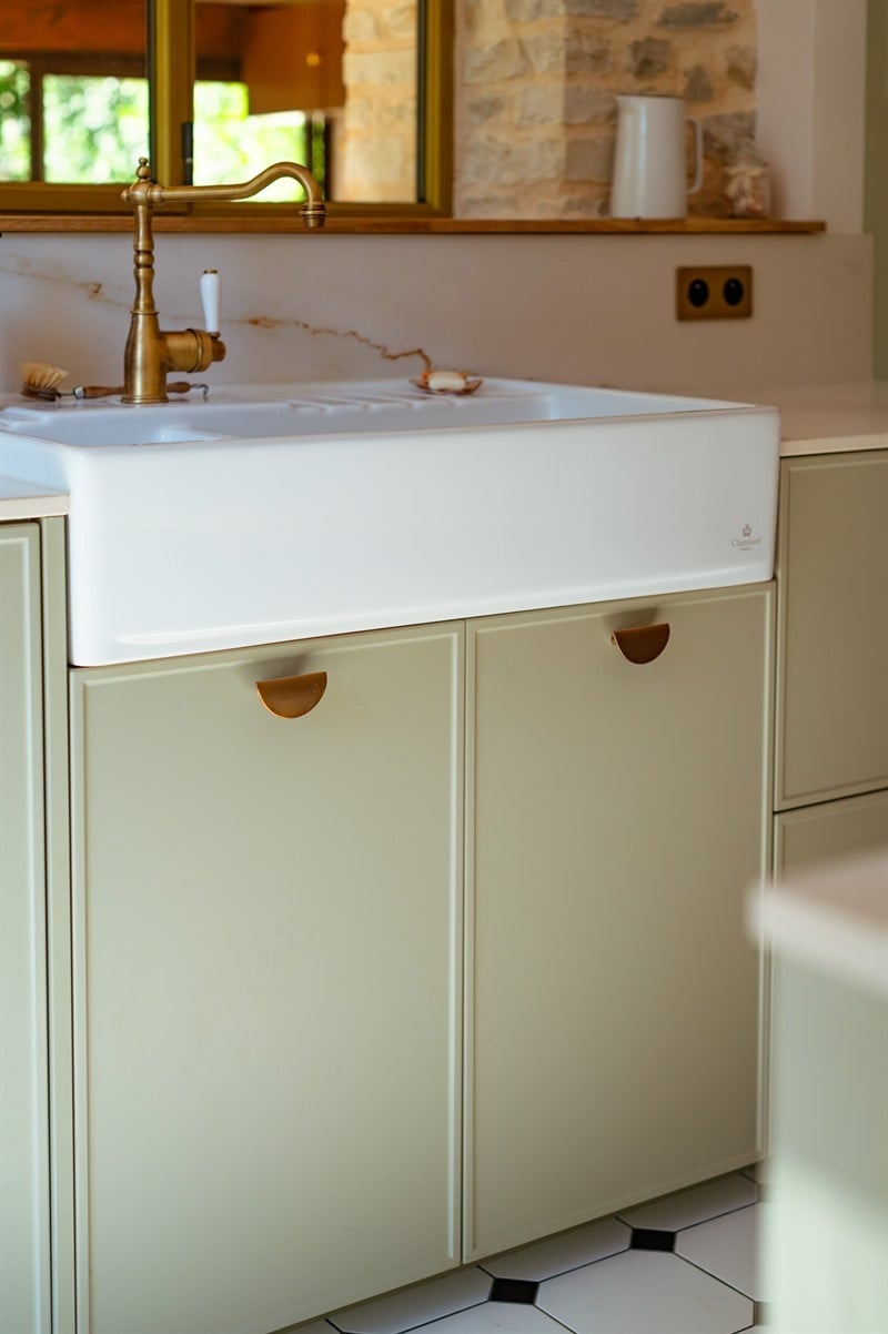 Cuisine fermée de style contemporain bois et vert à Trept | Raison Home - 6