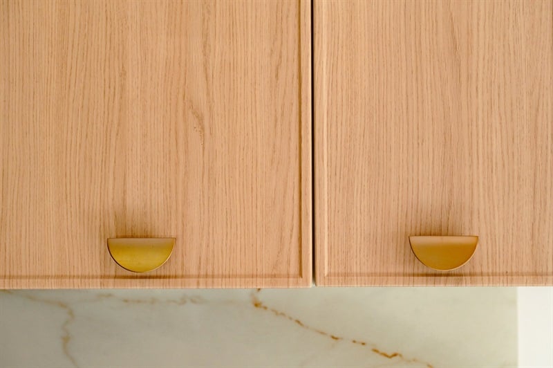 Cuisine fermée de style contemporain bois et vert à Trept | Raison Home - 8