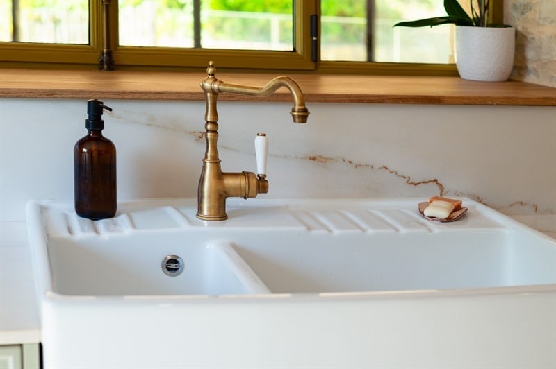 Cuisine fermée de style contemporain bois et vert à Trept | Raison Home - 9