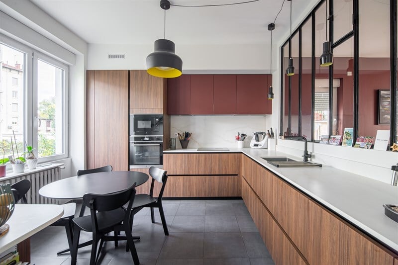 Cuisine fermée de style moderne bois à Villeurbanne 1