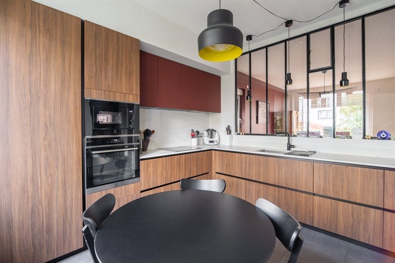 Cuisine fermée de style moderne bois à Villeurbanne 2